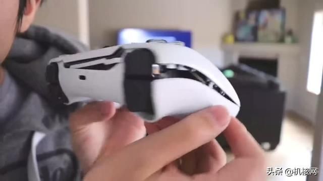 暴殄天物!外国小哥在冰天雪地怒砸PS5