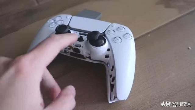 暴殄天物!外国小哥在冰天雪地怒砸PS5