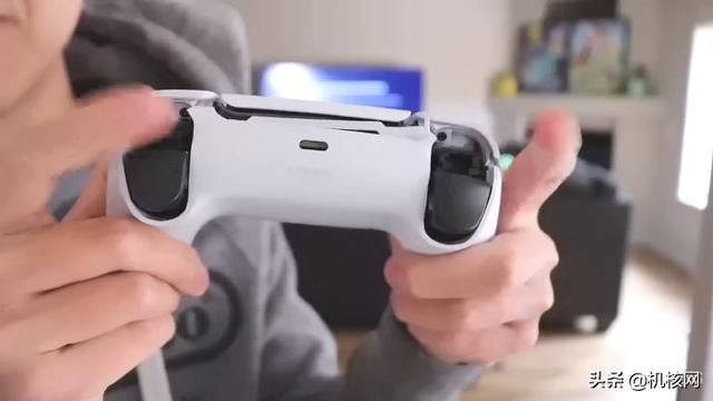 暴殄天物!外国小哥在冰天雪地怒砸PS5