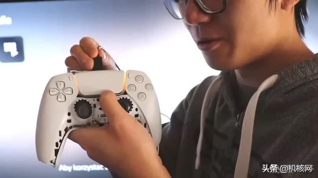 暴殄天物!外国小哥在冰天雪地怒砸PS5