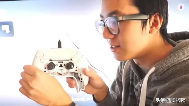 暴殄天物!外国小哥在冰天雪地怒砸PS5