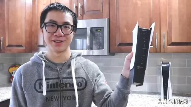 暴殄天物!外国小哥在冰天雪地怒砸PS5