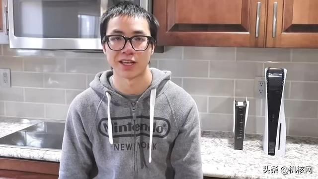 暴殄天物!外国小哥在冰天雪地怒砸PS5