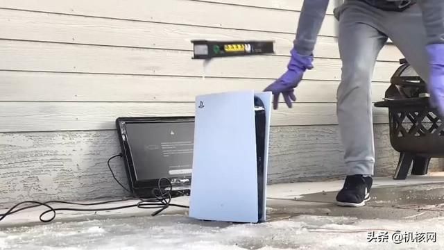 暴殄天物!外国小哥在冰天雪地怒砸PS5