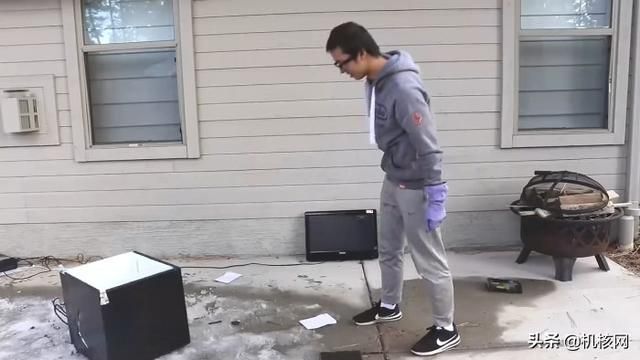 暴殄天物!外国小哥在冰天雪地怒砸PS5