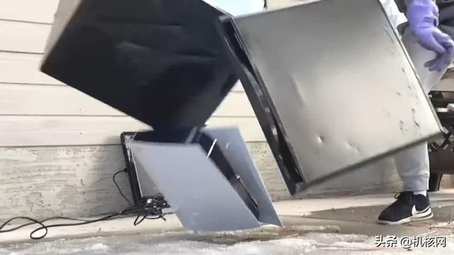 暴殄天物!外国小哥在冰天雪地怒砸PS5