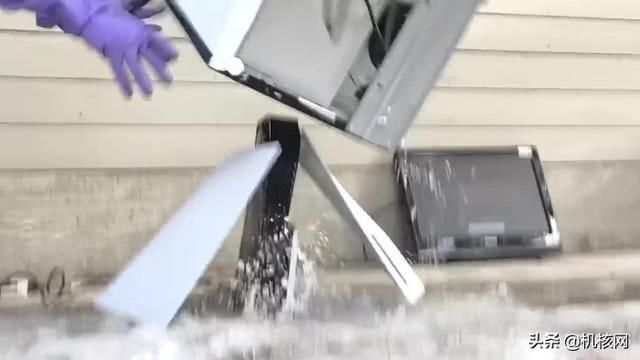 暴殄天物!外国小哥在冰天雪地怒砸PS5