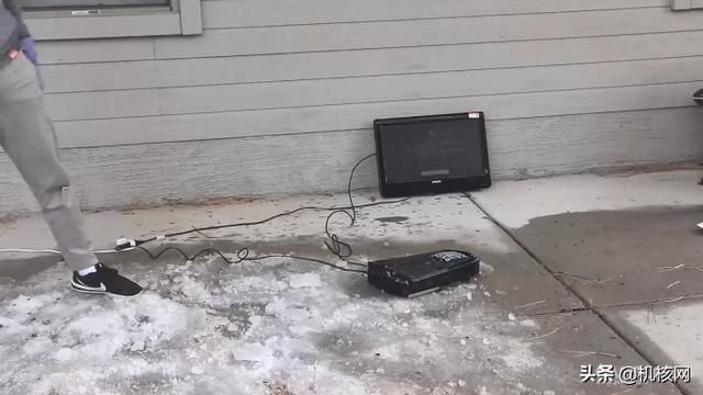 暴殄天物!外国小哥在冰天雪地怒砸PS5