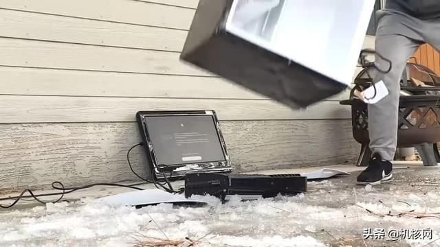 暴殄天物!外国小哥在冰天雪地怒砸PS5
