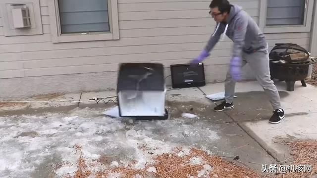 暴殄天物!外国小哥在冰天雪地怒砸PS5