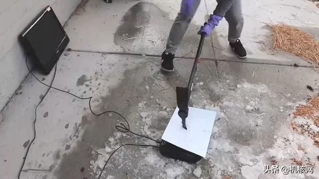 暴殄天物!外国小哥在冰天雪地怒砸PS5