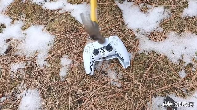 暴殄天物!外国小哥在冰天雪地怒砸PS5