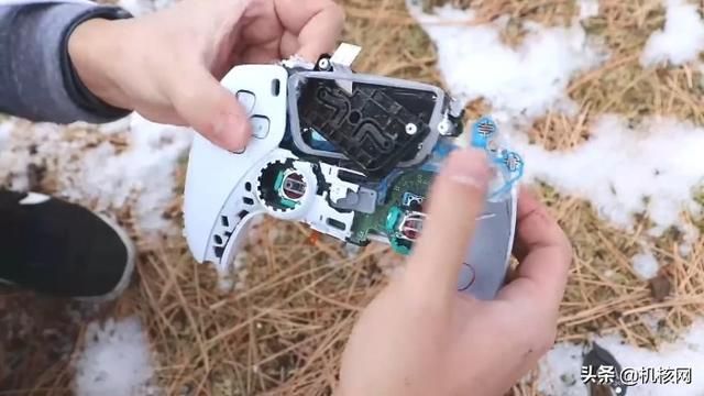 暴殄天物!外国小哥在冰天雪地怒砸PS5