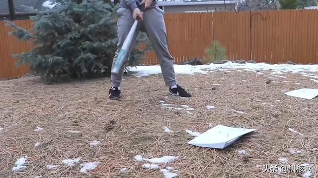 暴殄天物!外国小哥在冰天雪地怒砸PS5