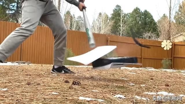 暴殄天物!外国小哥在冰天雪地怒砸PS5