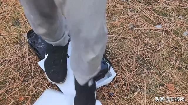 暴殄天物!外国小哥在冰天雪地怒砸PS5