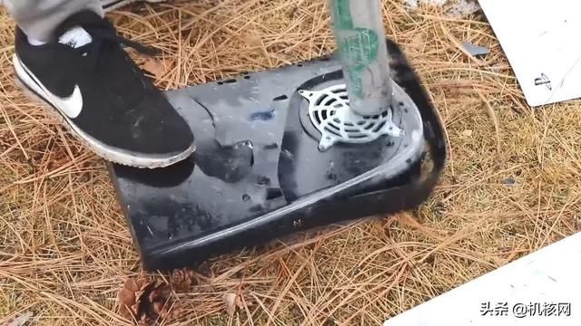 暴殄天物!外国小哥在冰天雪地怒砸PS5