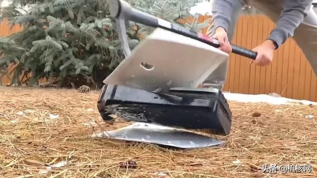 暴殄天物!外国小哥在冰天雪地怒砸PS5