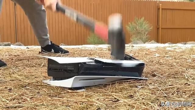 暴殄天物!外国小哥在冰天雪地怒砸PS5