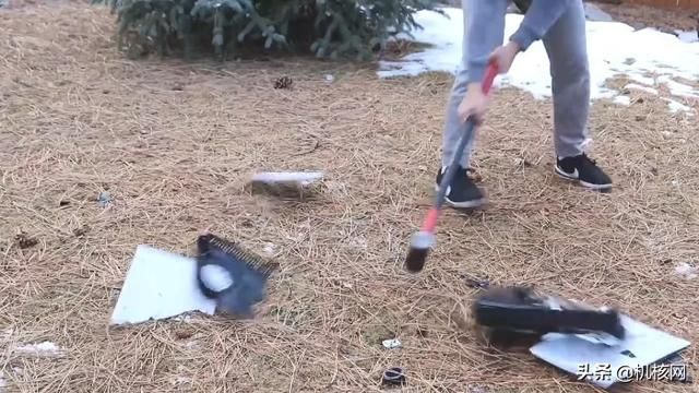 暴殄天物!外国小哥在冰天雪地怒砸PS5