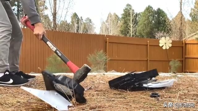 暴殄天物!外国小哥在冰天雪地怒砸PS5