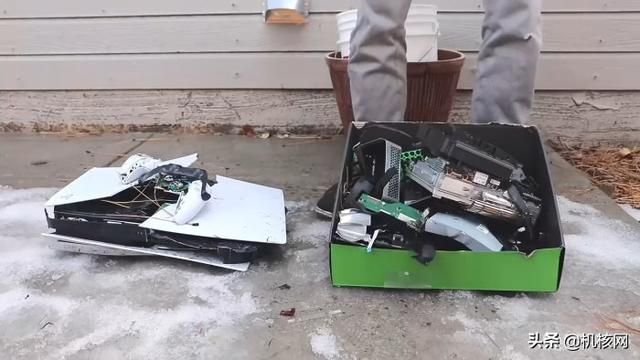 暴殄天物!外国小哥在冰天雪地怒砸PS5