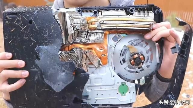 暴殄天物!外国小哥在冰天雪地怒砸PS5