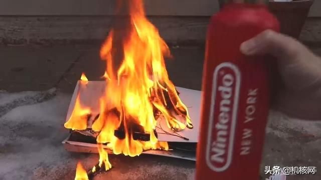 暴殄天物!外国小哥在冰天雪地怒砸PS5