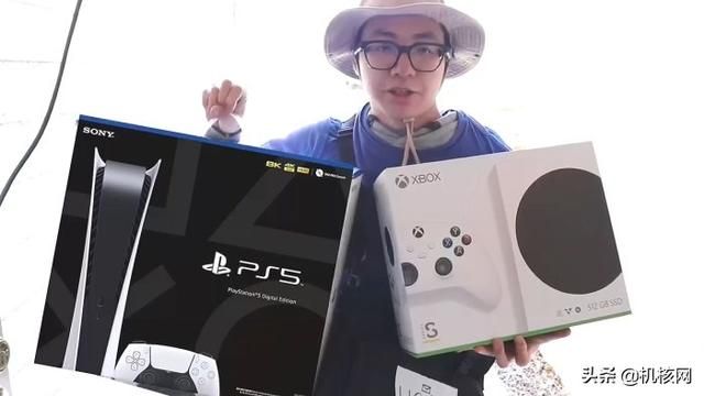 暴殄天物!外国小哥在冰天雪地怒砸PS5