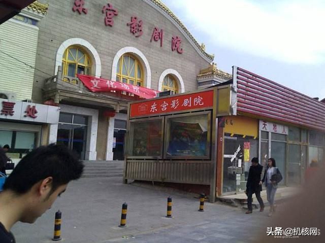 比星爷《喜剧之王》早了八年的，是这部京味儿的《喜剧明星》