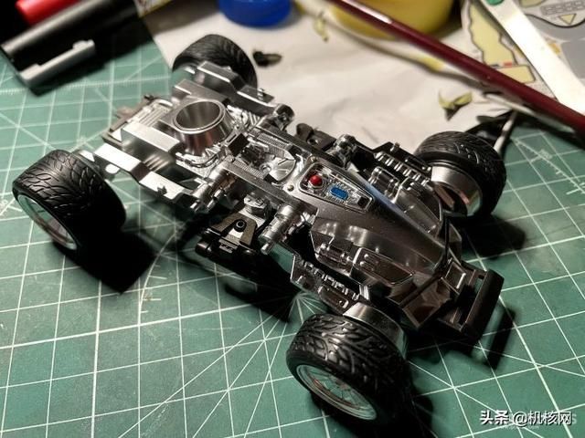 田宫静态四驱车模型“跳跃者号”拼装展示