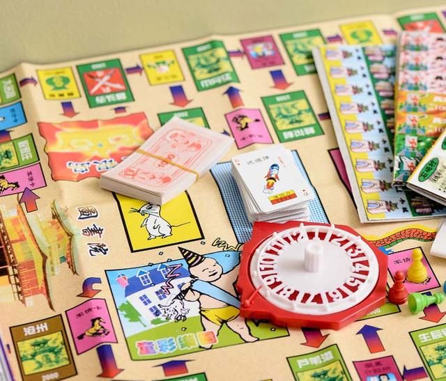 跟着骰子数在棋盘上走的格子，就是青春