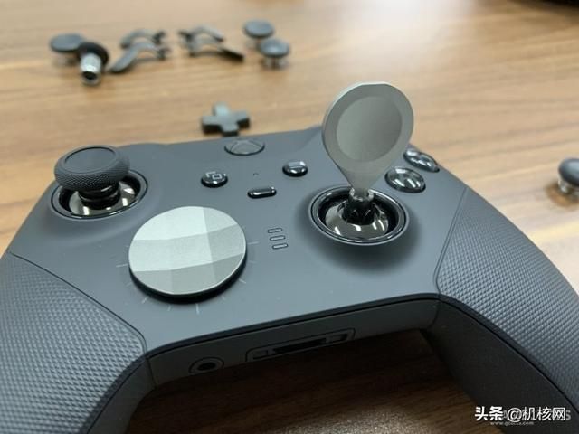 震了,Xbox One 精英手柄2代摸了一次就不舍得放下了